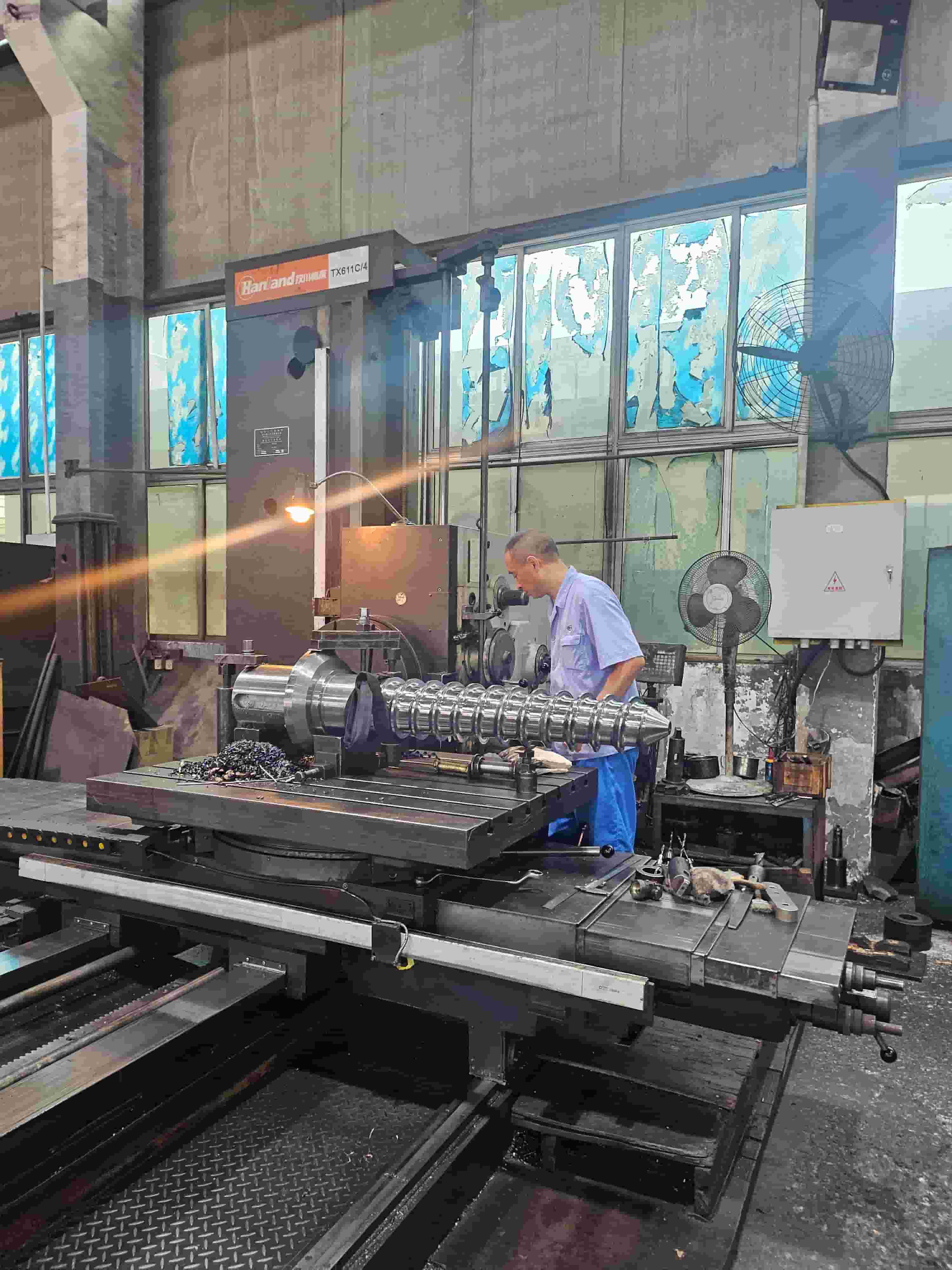 The screw of the lead extruder is under processing.