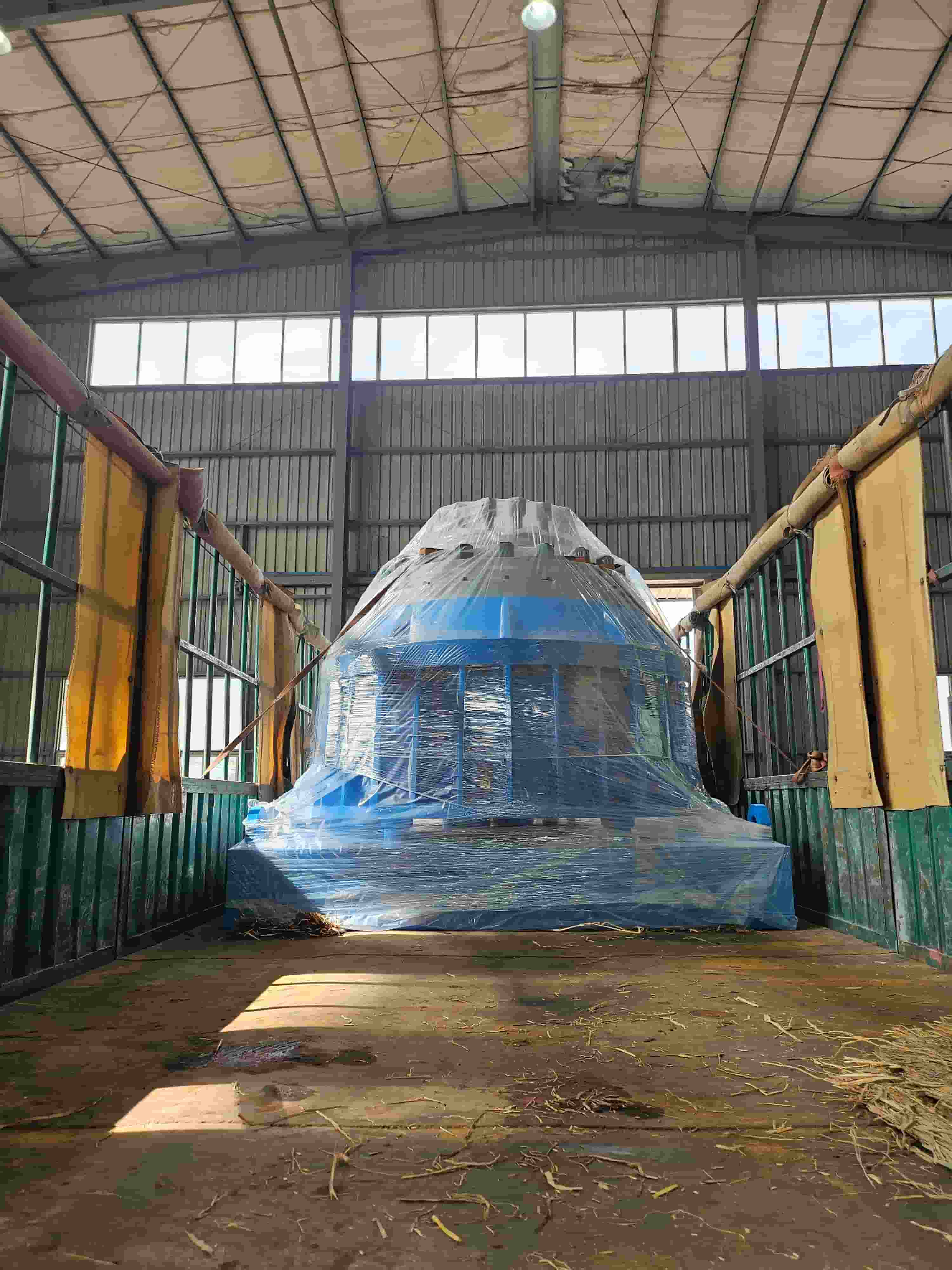 The 250/5-type submarine cable custom lead extruder is being loaded onto the vehicle and will be delivered to China Zhongtian Submarine Cable Company!