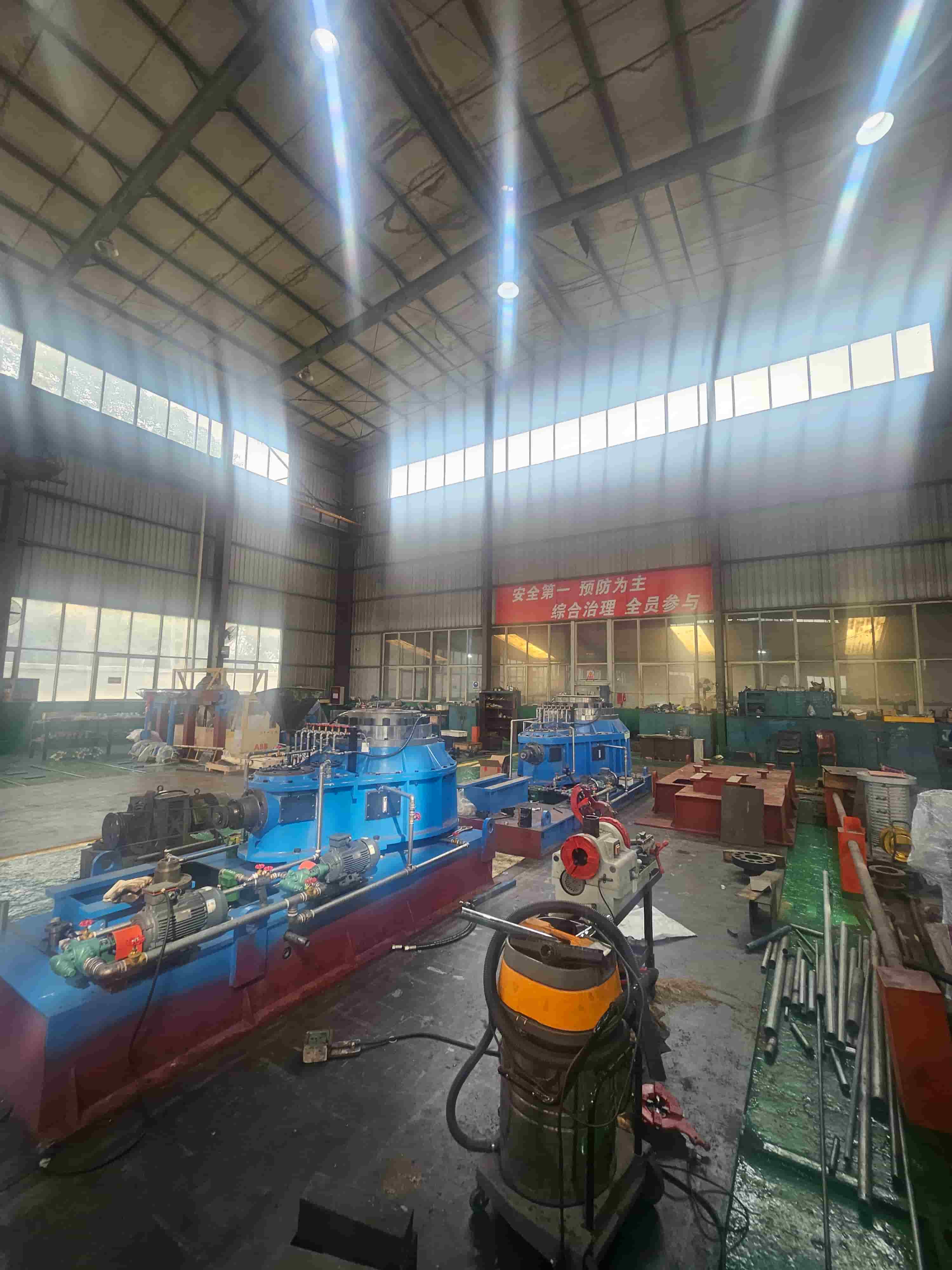 The main components of the continuous lead extruder machine are being assembled.