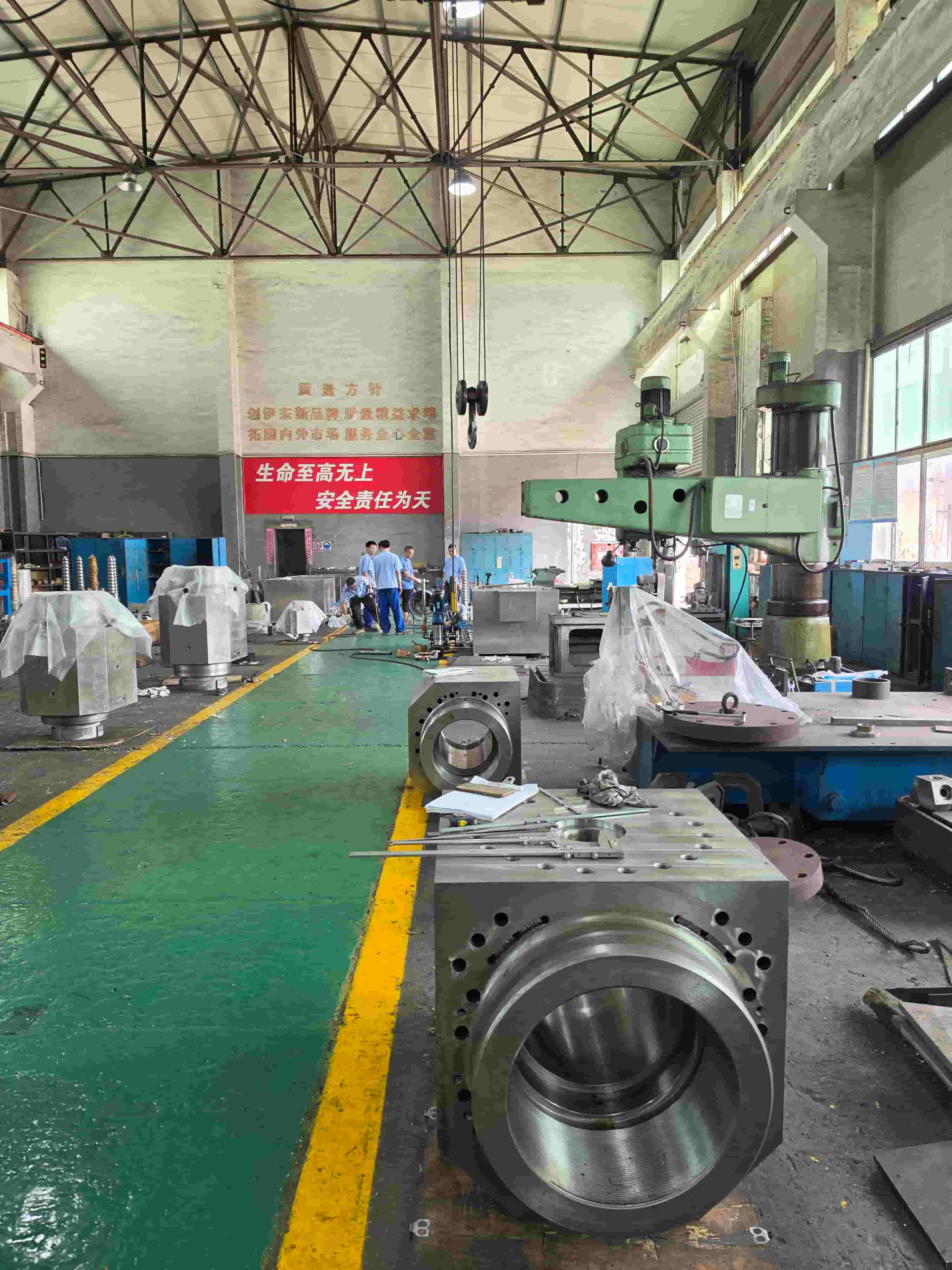 The complete machines and spare parts of vertical and horizontal lead extruders are undergoing meticulous machining and assembly.