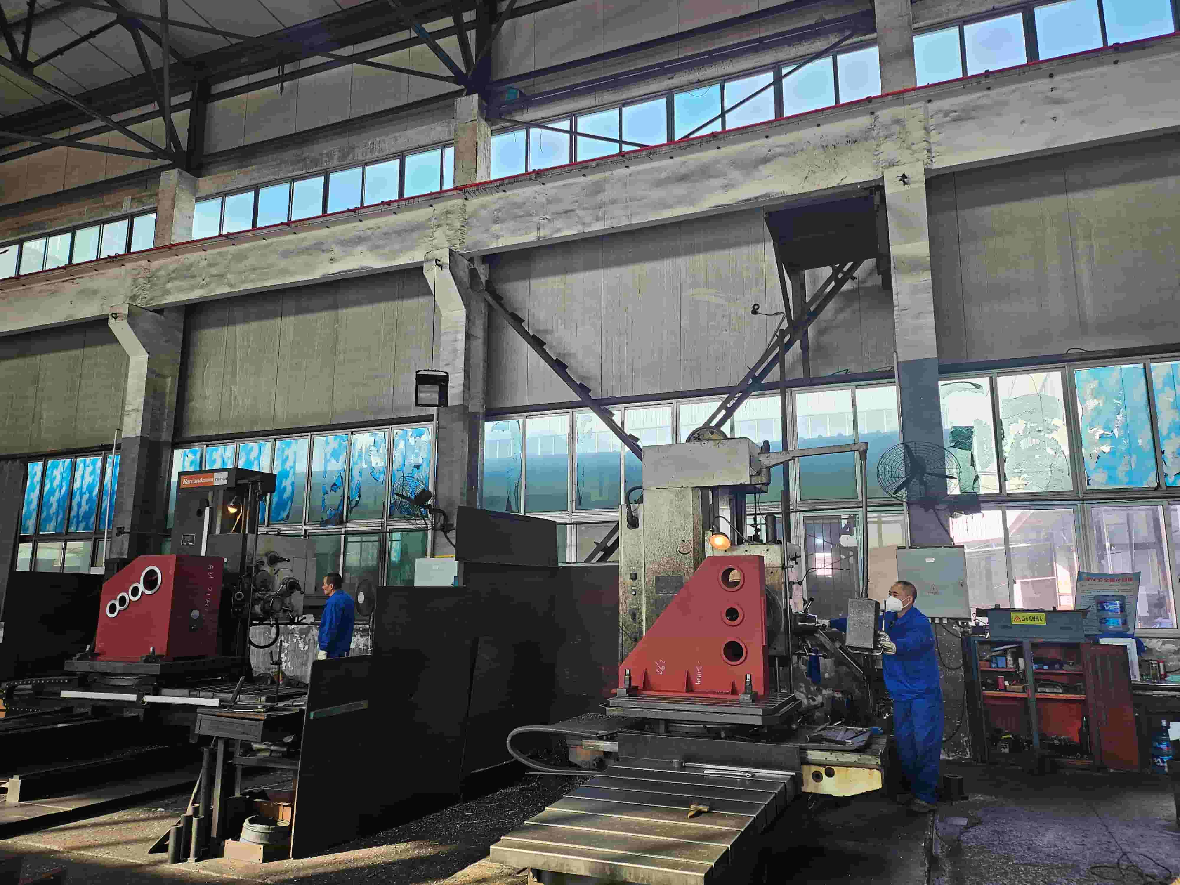 The parts for the export aluminum rod rewinder are currently in the processing stage.