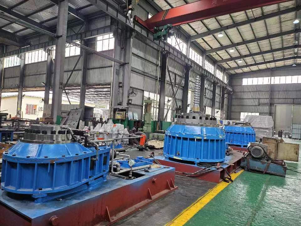 All types of lead extruders are currently being assembled and undergoing no-load running tests! 