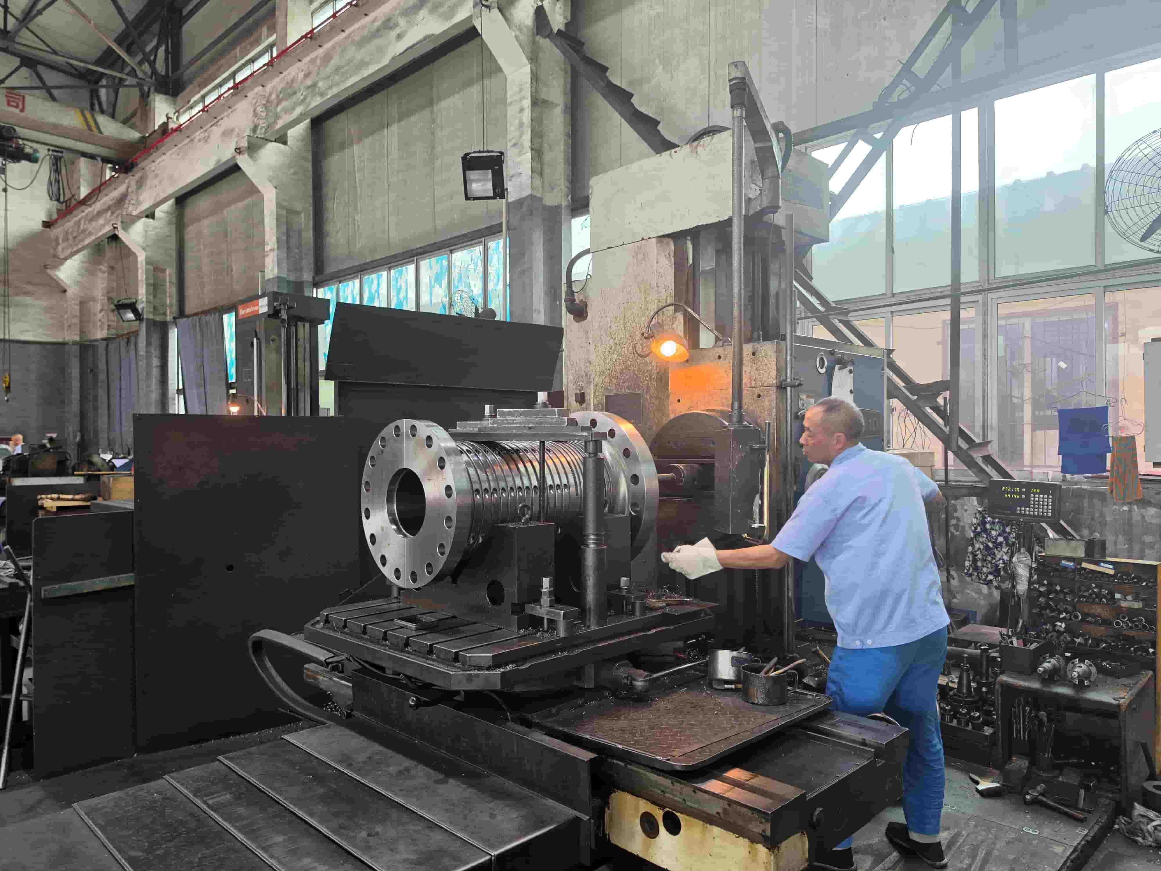 The cylinder, the core component of the lead extruder, is under batch‑production.
